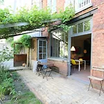La maison du fond du jardin